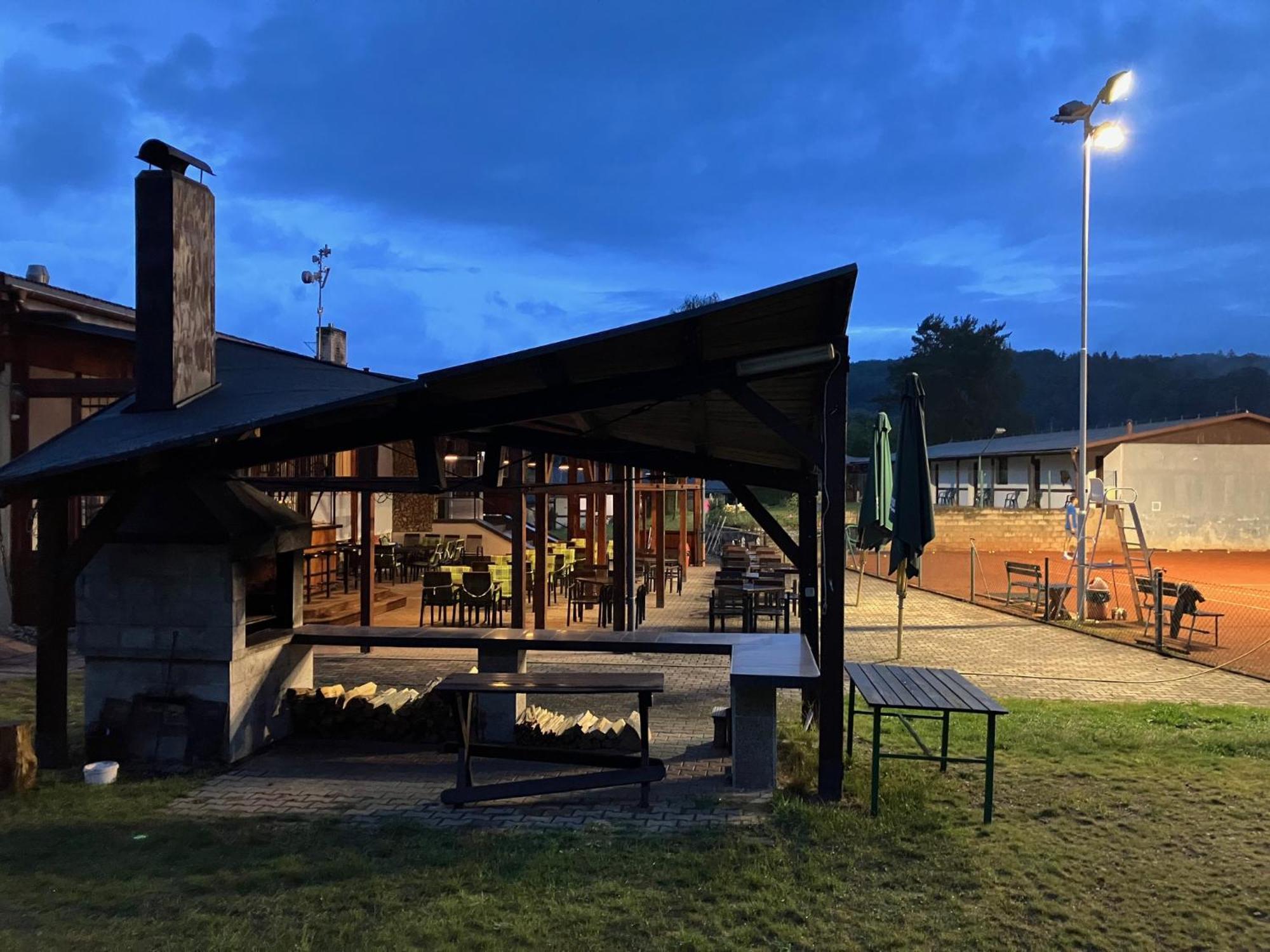 Raj Sportovni A Rekreacni Resort Branzez Knezmost Luaran gambar