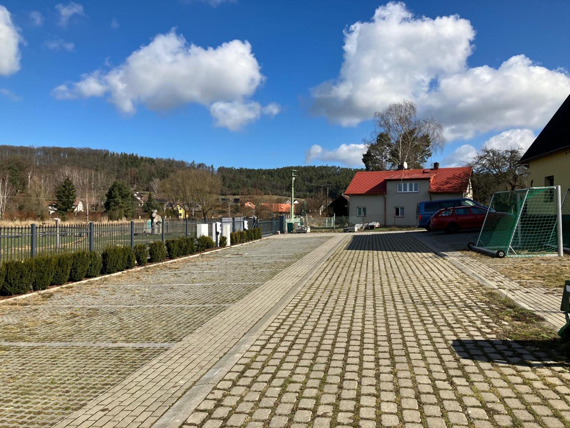 Raj Sportovni A Rekreacni Resort Branzez Knezmost Luaran gambar