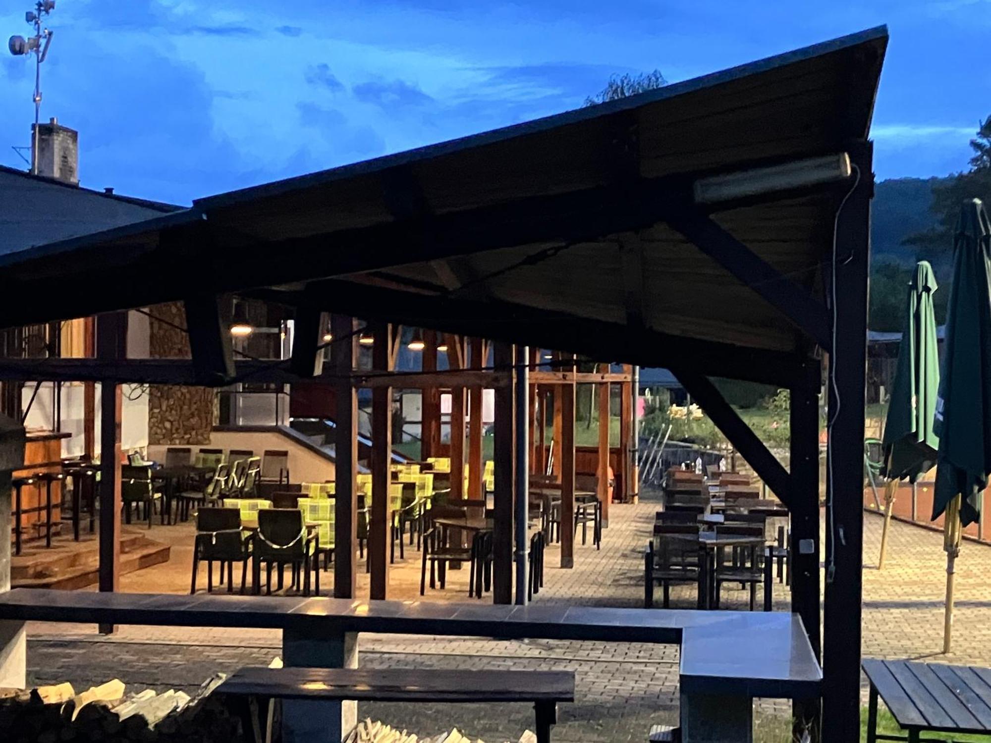 Raj Sportovni A Rekreacni Resort Branzez Knezmost Luaran gambar