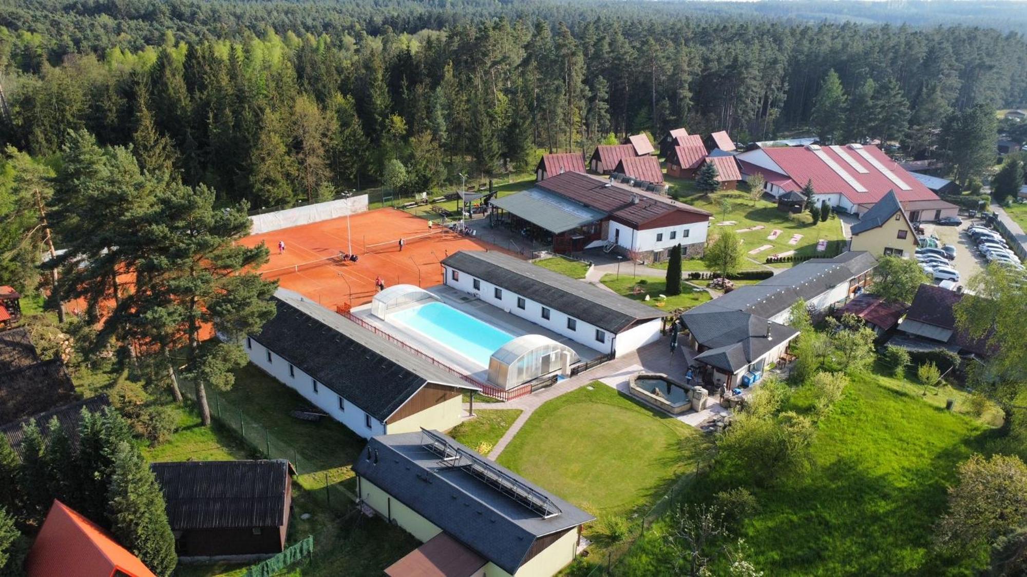 Raj Sportovni A Rekreacni Resort Branzez Knezmost Luaran gambar