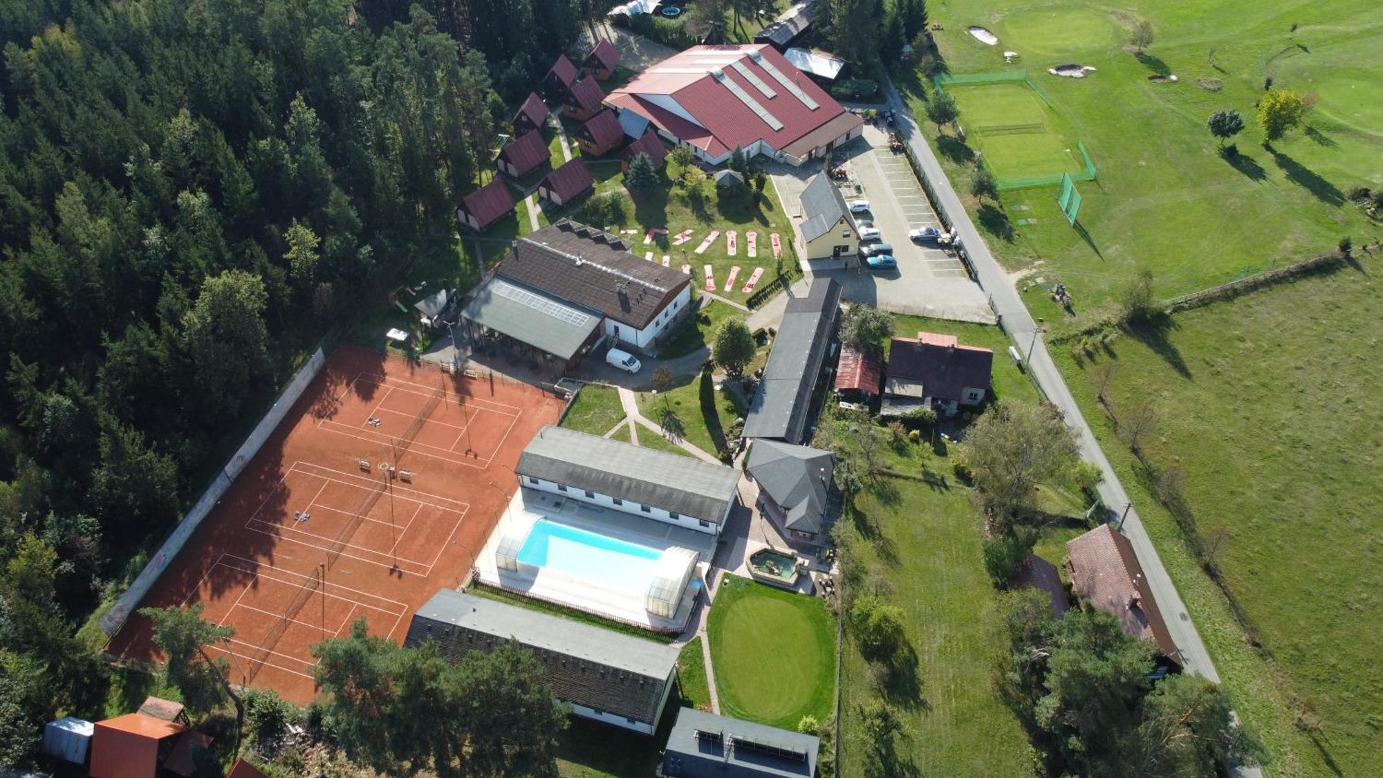 Raj Sportovni A Rekreacni Resort Branzez Knezmost Luaran gambar